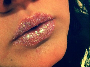 I tried to make great glitter lips. They are kinda off kinda sloppy. But oh well. I used big glitter pieces and little glitter pieces. 