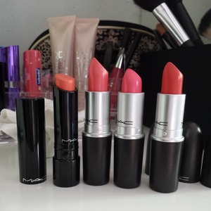 MAC.. just love these lipsticks ^_^