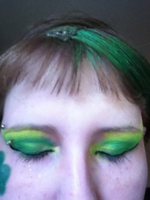 I did this with a 180 color palette, some simple eyeshadow, some eye primer of course, and my trusty set of brushes! It's an explosion of green I want to call Lime Design.