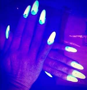 • Glow In The Dark Nails
• Oval Shaped
• Light Green