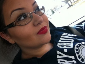 Red lips with contour and lashes