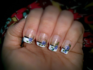 I made this style with white and black polish I used stickers for the flowers. and finish with glittler gold polish.