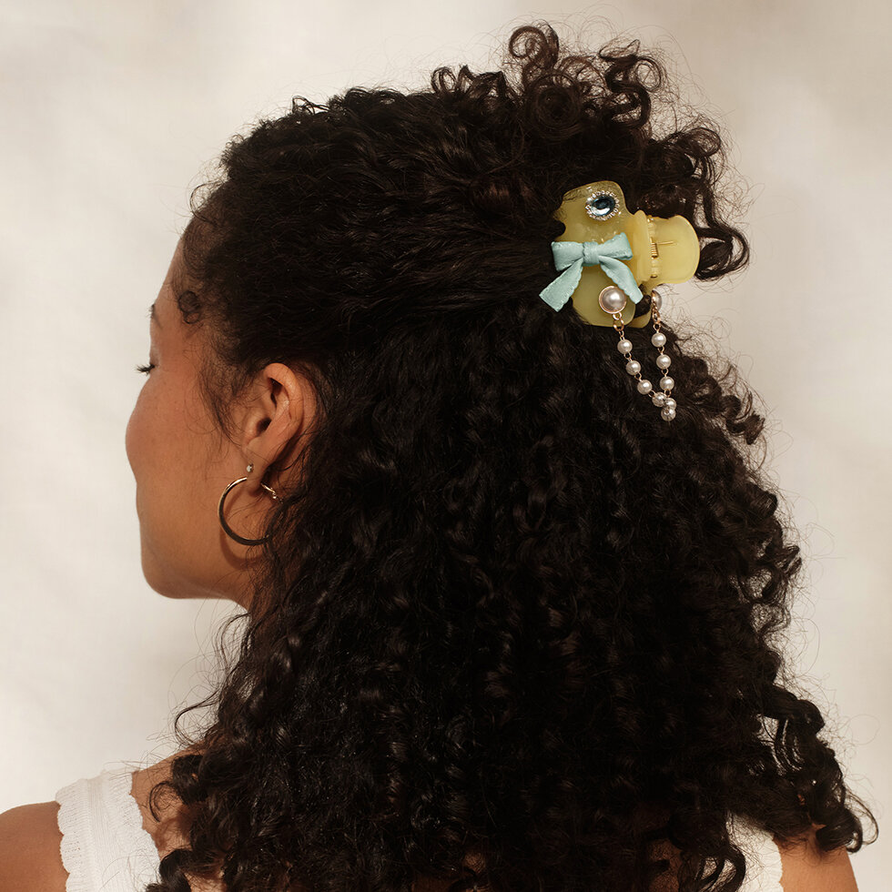 Model wearing Kitsch Kitschpop Coastal Cottage Cloud Clip Set