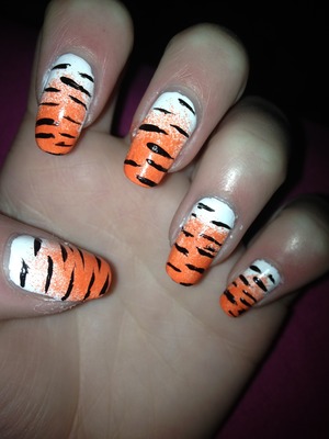 My school mascot is a tiger and I did a fun tiger print nail design to show my spirit for my graduation manicure 🎓