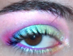 Experimenting with colors... Blues and greens on lid, with a purple cut crease. Magenta in waterline.