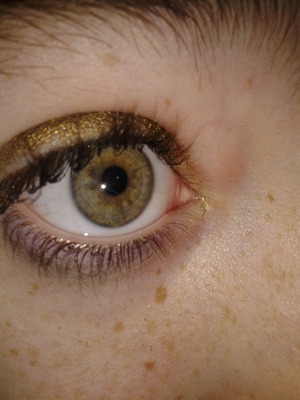 I used just a gold eye pencil and covered the lid then I took gold eye shadow and just dabbed it on the lid where I out the eye penciled   then I took some mascara and put it on and a little eyeliner on water line .. Works great on green eyes :)