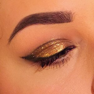 A glam yet wearable golden eye. I paired it with a dusty rose lip, and a bronzed up face. It's beautiful on any skin tone and eye color.