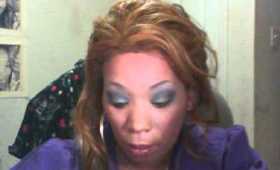 Infallible eye shadow eye tutorial using midnight blue and golden sage=)