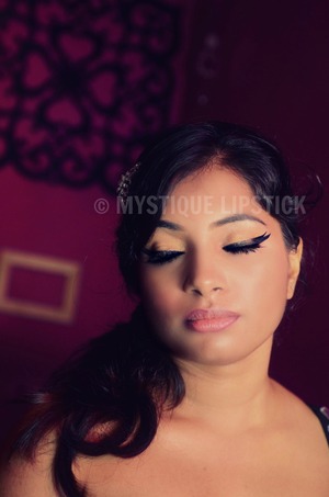 Neutral eyeshadow colour + double winged eyeliner style to add up the glam look. 

My FB page: http://www.facebook.com/mystiquelipstick