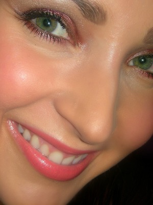 http://makeupfrwomen.blogspot.com/2012/02/look-of-day-xoxo.html