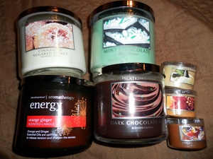 Bath and Body works candle haul. From top left the bigger candles are: cinnimon curgared donut, mint chocolate, orange ginger energy candle, dark chocolate mint. The little ones read from top: creamy pumpkin, caramel apple and spiced apple toddy.
9/26/11