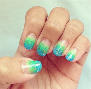 Quick cute and easy green blue gradient nails with blue and gold glitter :) 
This design is great for the summer