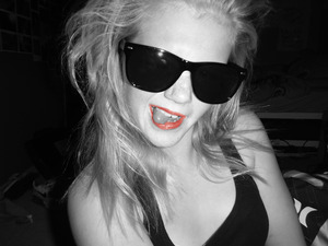 Glasses- cheapys from 'cheap as chips'
Lips- Revlon matte lipstick in 'Really Red' and Nars lip gloss in 'Rose Gitane'
Top- Forever 21
Hair- messy hair using, schwarzkopf styling moose. 
