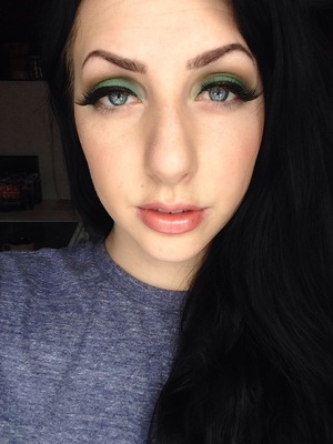 Green holiday makeup 