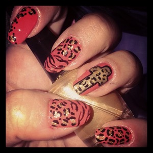  Golden leopard and cross nail art!  