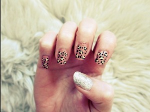 Glittery leopard nails. Perfect if you want to add a little bling to your sexiness <3