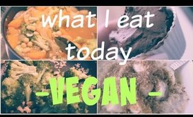 WHAT I EAT IN A DAY (VEGAN STUDENT) CUPCAKES, CURRY & CORNBREAD | LoveFromDanica