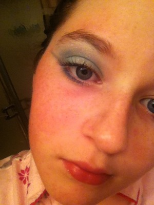 4 different shades if blue a vivid highlight and pull up some dark blue under the eye 