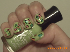 For this design I used Sally Hansen Xtreme Wear in the colours Green With Envy and Sun Kissed, China Glaze in the colours Shocking Pink and Turned Up Turquoise and Icing Nail Art in the colour Black.