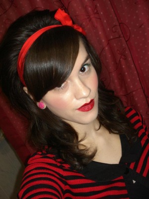 Just another angle of the picture Red Lips in which you can better see the green mascara I am wearing.