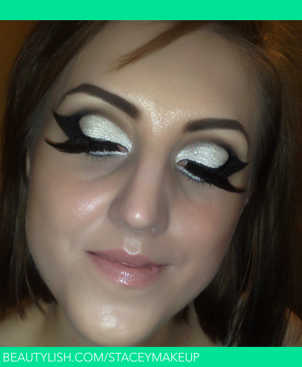 http://www.staceymakeup.com/2011/12/tutorial-trendy-cat-eyes.html ...