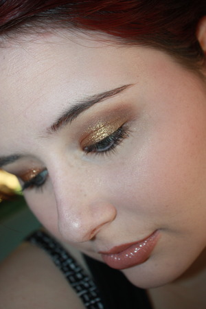 A golden brown smoky eye with the drama of copper glitter.