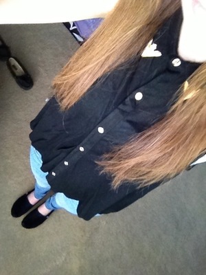 Peter Pan collared shirt
Ae light wash skinny jeans
Black toms
Good day