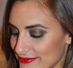 More pictures and info: http://akena.blogspot.com/2012/03/maquillaje-de-gala-bronze-smokey-eyes.html
