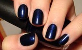 Trend: Nautical Navy Nails