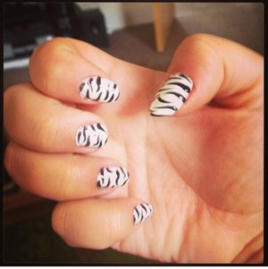 Zebra print nails #diy #nailart
