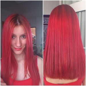 Hice la locura de echarme en el pelo un "tono sobre tono", de Deliplús, "rojo fuego". El resultado fue un color entre rojo y fucsia. ya que el colorante entró en el pelo al estar los poros abiertos. Evidentemente, no lo sabía, peeero... :)