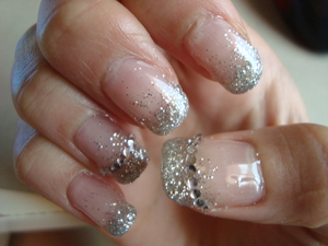 Elegant and simple silver sparkling gel nail design. Perfect for any day with any outfit !
