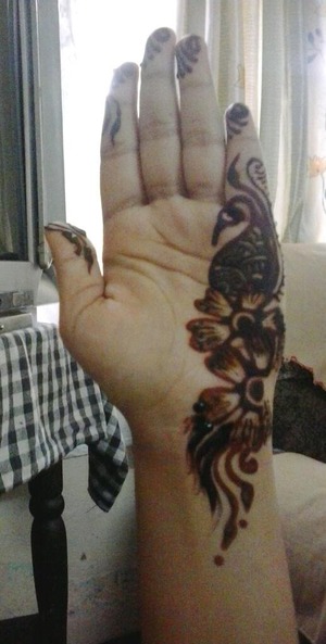 simple and gorgeous design on my hand..:)