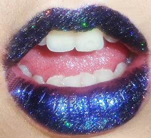 Dark lips are fabulous,
when you add glitter it's even more sickning ;)