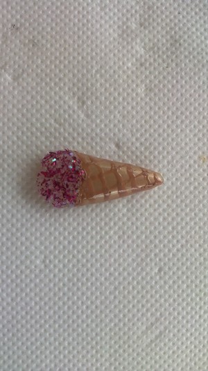 "Icecream Punch-in-the-face"
Gel sculpture stiletto nail, decorated free hand and with glitter.