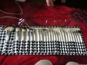 Got fraulein38 24 piece brush set for christmas =D 