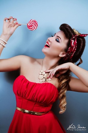 A colorful Pin-up make-up look
