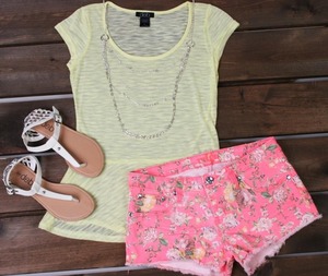 This cute outfit is from Deb shops.. I just live it! I wanna get it :)