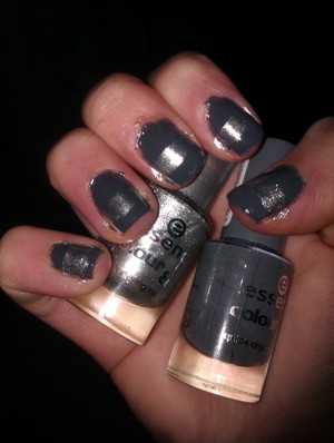 Grey - Essence colour and go nail polish in 'Movie Star'
Silver - Essence colour and go nail polish in 'Icy Princess'