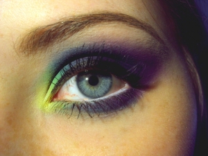 MAKE UP FOREVER eyeshadow n° 92, greens/yellows and navy blue from coastal scents palette

I placed powder eyeshadow over cream eyeshadow to make everything more vibrant.
