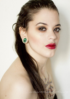 Uhm, yeah, brown smokey eyes with red lips, haha. And for the products I can't find: 

Eyeshadows: All shades from the IsaDora Matte Chocolate pattete. And Makeup Studio Eyeshadow Lumiére in Ivory Gold as a highlighter.

And the highlighters in my face are: FaceFront Cosmetics Flashlight Highlight Powder in Autofocus. 
