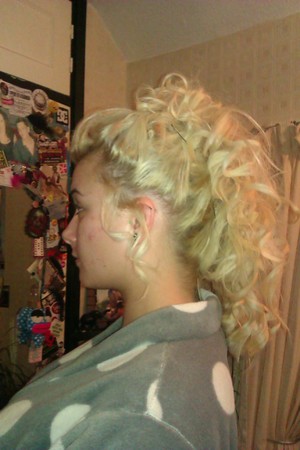 I did my boyfriend's sisters hair for new years :) or aka , 'Leila V' on here !  Check her out :) she's amazeeeennnnnn 