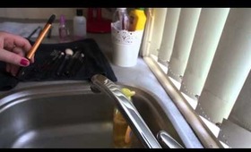 Quick & Easy way to clean your makeup brushes